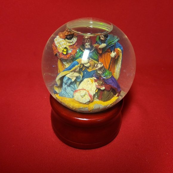 St Nicholas Square Musical Snow Globe Plays Silent Night - Picture 7 of 12